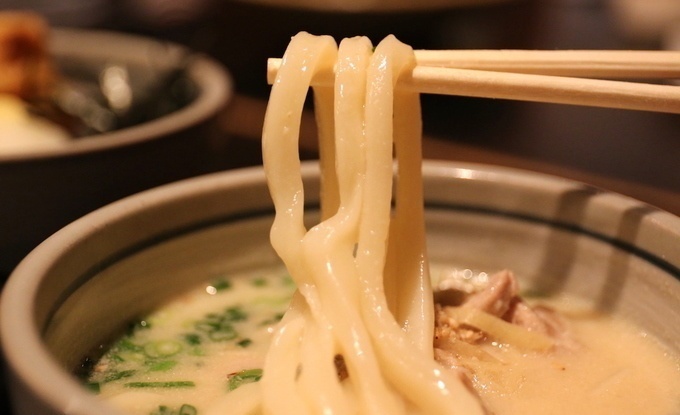 一滴八銭屋の名物白肉うどん