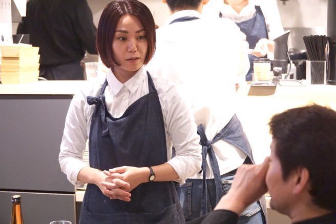 29ONでお客様と会話する高城