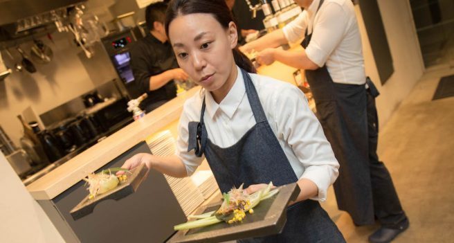29ONで料理を運ぶ高城